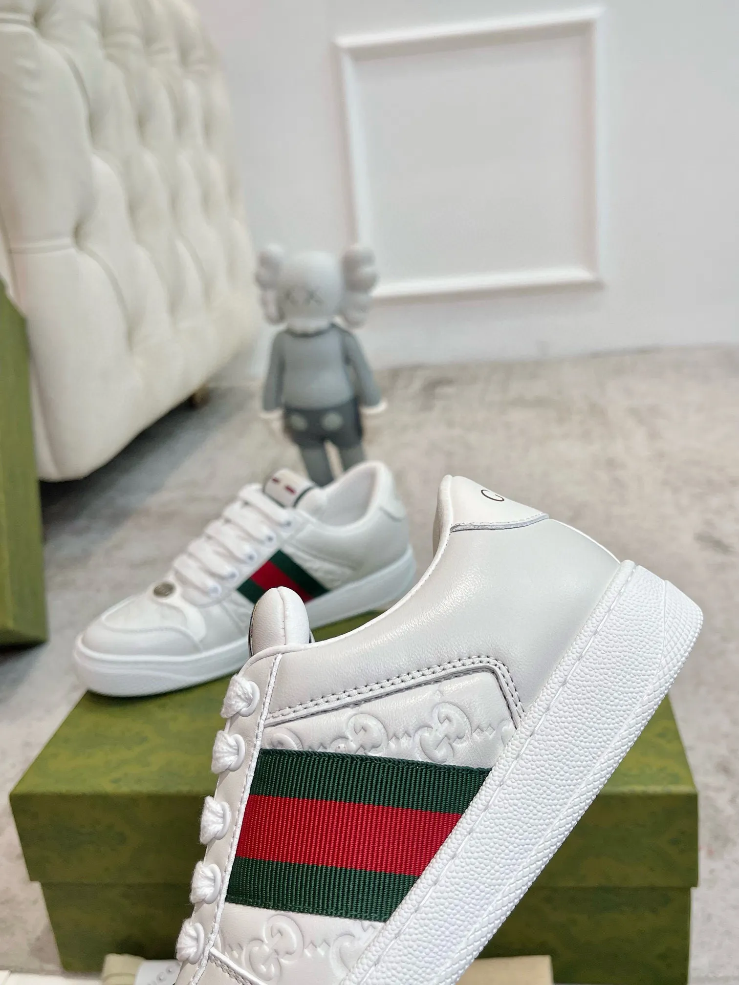 Ex-factory price: 540💰 GUCCI Gucci's newly upgraded back cover lining, top-notch old dirty shoes, classic casual sports shoes for couples, retro sneakers and old G family dirty shoes, updated at the counter simultaneously! ①The shoe upper has the same water-based edge coating process as the original version⚠️The ordinary oil edges on the market have a strong glue feel and are easy to fall off! Grade A first-layer nubuck leather (with pores)/matching computer embroidered double G cloth, high-density terry velvet lining. ② A PVC transparent small round mark sealing line is added to the details of the midsole. The mold is opened six times and the jewelry craftsmanship is used to customize the two-color double G buckle, striving to be the same as the original version. A pair of buttons is more than three times more expensive than ordinary buckles on the market. ③An old two-color washable label, the chip is placed on the outer waist of the right foot, the entire shoe is completely hollowed out with rubber technology, TUP material (rubber to distinguish the market) with the latest green packaging from the counter, 3D printed handbag, and a pair of shoelaces. There is no pressure when entering and exiting the counter. You can buy a 1:1 accurate replica of the original version and modify and upgrade it repeatedly. The details are perfectly restored, the materials are all customized, and they are truly top-notch. Please look at the details clearly to identify the quality. Upper: First-layer frosted cowhide/embroidered double G cloth. Lining: original high-density velvet lining. Foot pads: original pearlescent sheepskin. Outsole: private molded vacuum TPU material. Packaging: original top-grade full set packaging at the counter. Shoe size: women's size 35-40, men's size 39-44 (men's size 38, 45🉑️customized, non-returnable)
